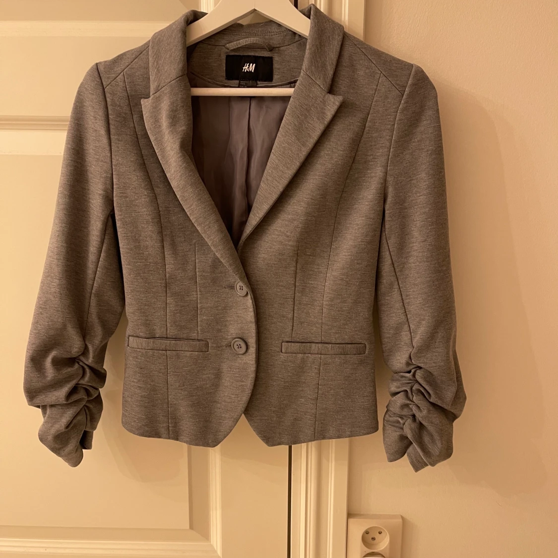 Snygg grå 3/4 ärm kavaj