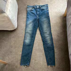 Jättefina blåa never denim jeans. Bra skick och sköna. Fransiga ned till och är lite för stora för mig som är 145cm lång.