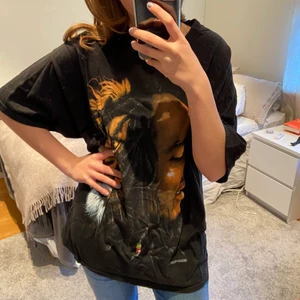 Oversized T-shirt  - Säljer denna coola T-shirt köpt second hand. Den är i bra skick och sitter väldigt oversized på mig som brukar ha M. DM vid intresse!💕💕 (köparen står för frakt)