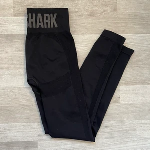 GYMSHARK träningstights strl. XS - Säljer mina Gymshark-byxor eftersom jag har för många träningstights. Använda max 3 gånger, BRA skick. Frakt tillkommer. Nypris: 599kr, mitt pris: 350kr. Skriv för fler bilder. 💕
