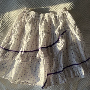 Volangkjol  - Jättesöt volangkjol med små lila hjärtan!💜💜