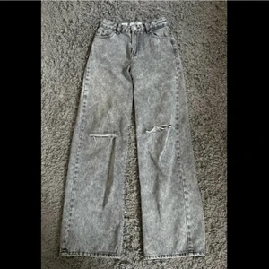 Grå håliga jeans  - Säljer nu mina älskade jeans från bershka då de börjar bli för små för mig:( tycker om dessa supermycket men tyvärr börjar de bli för små. Köpte dem från en annan tjej på plick men dem kommer från bershka från första början. Vet inte hur mycket hon använt dem men jag har bara använt dem runt 5 gånger. Skriv gärna vid frågor eller intresse🥰