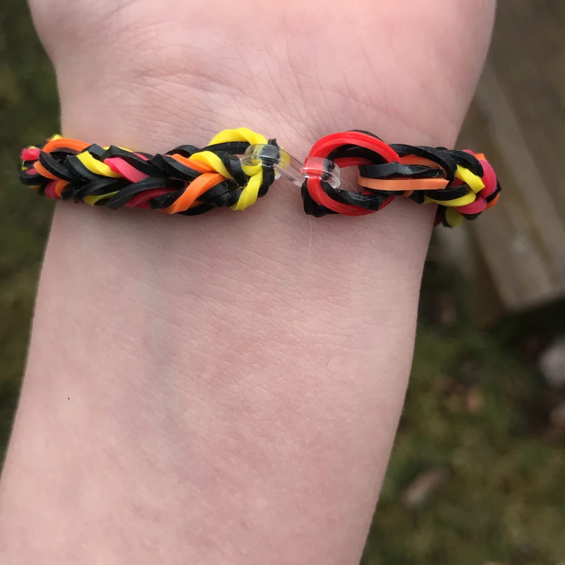 Svart, röd, orange och gult armband!<3 - 90