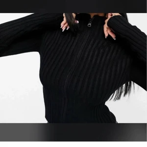 Svart tröja - Säljer denna jätte fina oanvända tröja ifrån na-kd, säljer då det inte är min stil. Tröjan är i storlek xxs men otroligt töjbar så passar XS/S (som jag är)  också💓💓 Köpt för 350kr och säljer för 200kr