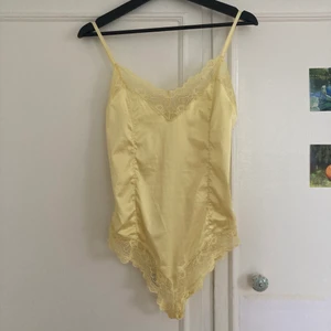 Spetsbody - Ljusgul spetsbody i siden, stl S. 60 kr + eventuell frakt