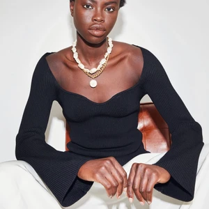 H&M - Säljer denna Superfina och populära topp från H&M. Aldrig använd. Storlek M men passar mig som är en 36 💗 Hör av dig för fler bilder. 