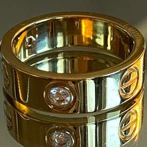 Cartier ring (inte äkta) den är gjord av rostfritt stål missfärgas inte eftersom stålet inte oxidera. Väldigt fin copia 💕💕 . Gratis frakt ‼️‼️‼️ 