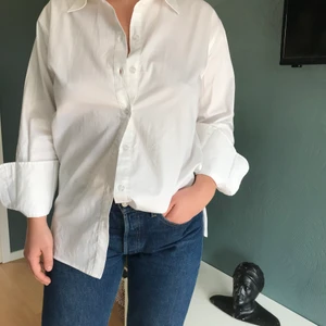 Vit skjorta  - Vit skjorta från NAKD, 200kr eller bud. Köparen står för frakt💗 