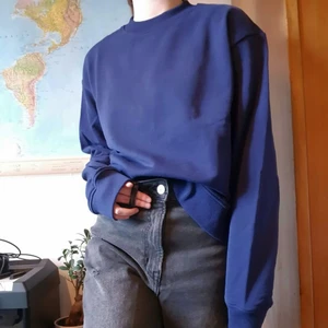 Marinblå sweatshirt - Avslappnad, marinblå sweatshirt från NAKD.