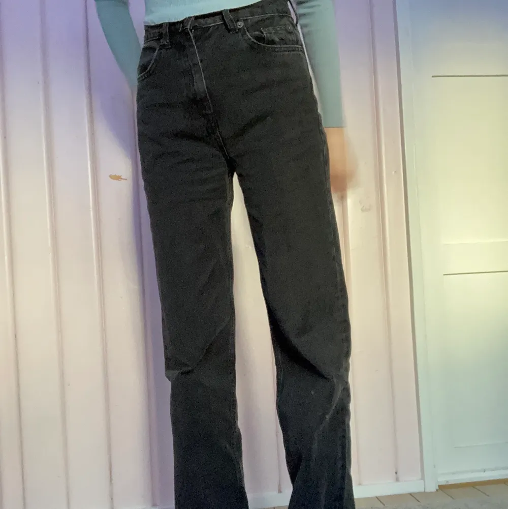Svarta 90s jeans från pull&bear i storlek 36, vida och långa i modellen! Aldrig använda, bara testade! Frakt tillkommer i priset❤️‍🔥. Jeans & Byxor.