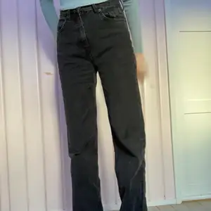 Svarta 90s jeans från pull&bear i storlek 36, vida och långa i modellen! Aldrig använda, bara testade! Frakt tillkommer i priset❤️‍🔥