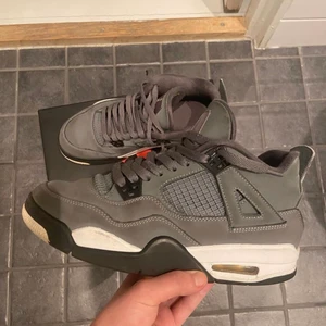 Lite använda 2400kr har kvitto och box - Lite slitna