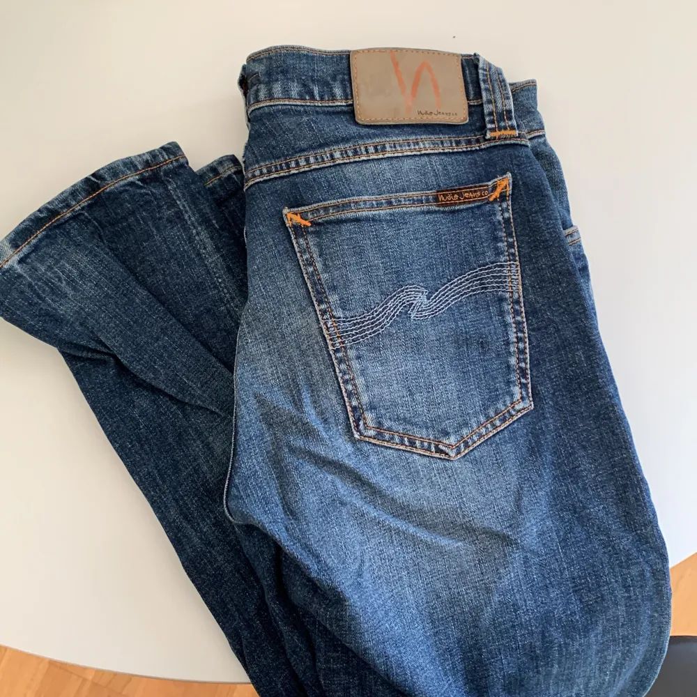 Jeans från Nudie Jeans i toppskick. I princip helt oanvända, säljes pga fel storlek. Herrmodell. Storlek: W30 L34. Jeans & Byxor.
