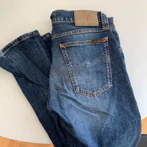 Jeans från Nudie Jeans i toppskick. I princip helt oanvända, säljes pga fel storlek. Herrmodell. Storlek: W30 L34