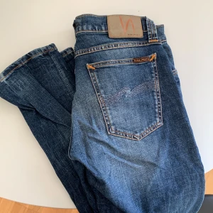 Jeans Nudie, W30 L34 - Jeans från Nudie Jeans i toppskick. I princip helt oanvända, säljes pga fel storlek. Herrmodell. Storlek: W30 L34