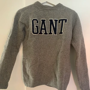 Tröja från GANT - Stickad tröja från GANT i strl M, liten i storleken. Jättefint skick! Finns i Köping, frakt betalas av köparen.
