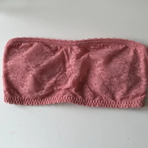 Topp - Rosa topp/bh från H&M! Stl 36, men mycket liten i storleken. Jag har 36 i tröjor och 75C i bh:ar och jag får knappt på mig den här. Använd några få gånger. 40kr frakten ingår❣️