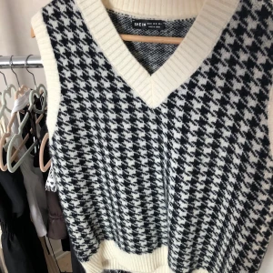 Stickad väst - Aldrig kommit till användning, oversized och superfin!💕