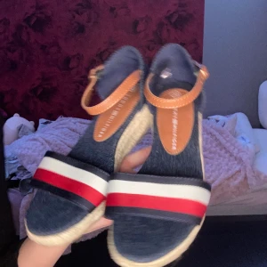 Tommy Hilfiger  - Ett par Tommy Hilfiger sommar skor som aldrig blivit använda! Köpte när jag var unegfär 7-8 år, säljs för 399kr 
