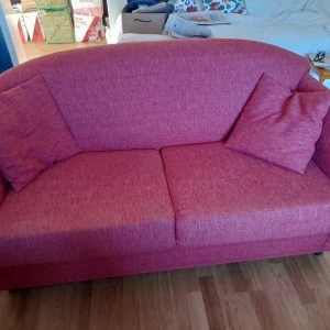 Soffa  - Längd: 150cm. Bredd: 80cm. Höjd: 90cm. Hämtas i Södertälje 