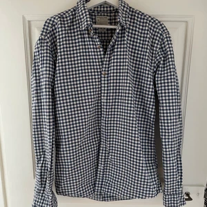 Blå rutig skjorta  - Blå rutig skjorta, i fint skick, frakt tillkommer!!