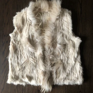 Pälsvest Hollis - Pälsvest i äkta päls från märket hollies, jätte mjuk och fin kvalite och i fantastiskt skick storlek Medium 
