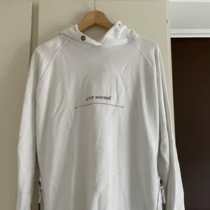 C’est normal hoodie - Bra skick 8/10. Tröjan är från Jon & Janni Olsson Delérs egna märke C’est normal, Den är köpt för ca 2 år sedan och är använd sparsamt.❤️‍🩹