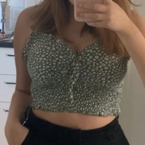 Topp - Säljer min sommartopp. Storlek M. skriv för fler frågor. Köparen står för frakt, Pris kan absolut diskuteras🤌🏼🤪😍