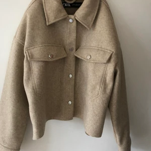 Kappa  - En jätte fin beige kappa från zara som jag köpte för nån vecka sen och har andvänt den 2 gånger max. Det är storlek xs men passar s också. Den passar till det mesta och är jätte skön kan diskutera pris men ord priset är 500 och den är slutsåld men säljer för 350 den är som ny det är den kårtare varianten.❤️