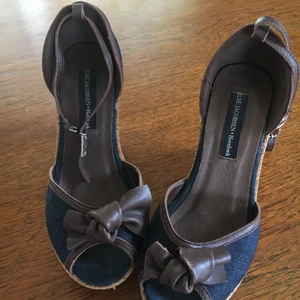 Skor med kilklack  - Kilklack i kork, jeans och brun