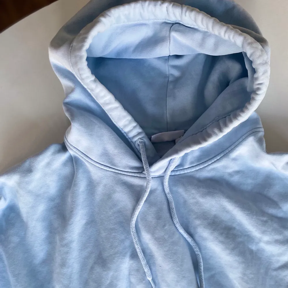 Säljer denna snygga ljusblåa hoodien från weekday. Storlek XS men passar absolut S också, då den är ganska stor i storleken! Har du någon fråga eller vill ha bild på när den sitter på är det bara att fråga💕. Hoodies.
