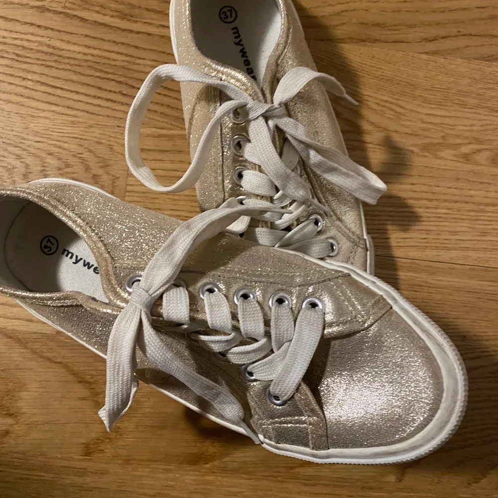 Glittriga skor från My wear storlek 37. Säljer de för 100kr + frakt, priset kan diskuteras.🔅. Skor.