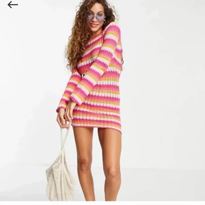 Bershka klänning  - Säljer denna trendiga klänningen från Bershka! storlek XS. Endast testad eftersom jag köpte två olika storlekar. prislappen är kvar. Alla bilder är lånade, skriv ifall du vill få fler bilder💕 400kr + frakt eller kom med eget bud✨ 