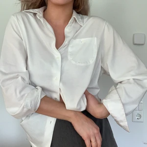 Vintage skjorta  - Fin vit skjorta i mjukt polyester material. Sitter lite löst på mig som har storlek 38. 