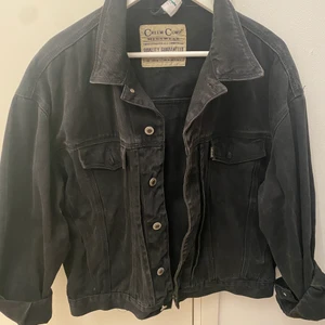 Oversized jeansjacka - En jättefin svart oversized jeansjacka. Går till rumpan på mig som är 1,64cm lång men har en oversized fitt. Stor inte storlek på denna men skulle säga allt mellan s-L beroende på hur man vill att den ska sitta 