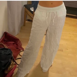Linnebyxor i storlek M -  säljer SUPER snygga linnebyxor i storlek M, super sköna verkligen men lite för stora och långa på mig som är S/162 cm lång. Skriv privat för egna bilder!! (Helt nya och aldrig använda) Säljer dessa direkt för 200kr det vill säga först till kvarn😍😘❤️😎