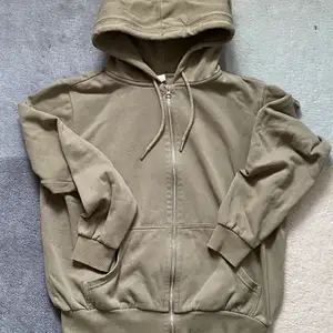 Grön hoodie/ zip up tröja från Gina💕 Storlek M men passar även S/XS💕 Använd men i bra skick
