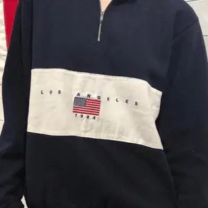 Säljer Brandy Melville Quarter zipper sweatshirt som är i storlek one Size. En perfekt vår tröja eller tröja till sena sommarkvällar. Pris 120frakt (lånade bilder) pris går att diskutera:)