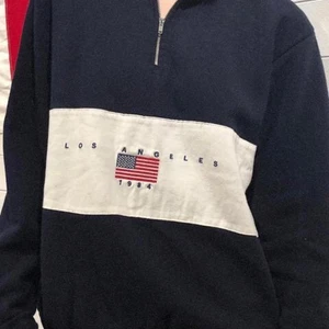 Quarter zipper sweatshirt - Säljer Brandy Melville Quarter zipper sweatshirt som är i storlek one Size. En perfekt vår tröja eller tröja till sena sommarkvällar. Pris 120frakt (lånade bilder) pris går att diskutera:)