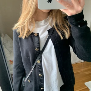 Kofta - Superfin tjockare kofta från Stockholm, väldigt gott skick, storlek Xs!!🖤