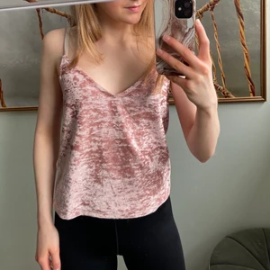 Partytopp - Ett ljusrosa linne från H&M i storlek S, men skulle säga att den passar den som vanligtvis har M också. Den är i väldigt bra skick då den inte använts så mycket. På bilderna ser linnet fläckigt ut men den är i tyget velour vilket gör att den ser glansig ut på vissa ställen. Frakt tillkommer💗🌸