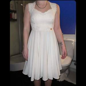 Sjukt snygg Student/ skolavslutnings klänning med vit spets upptill och lent tyg nertill. Köpt från bubbelroom och sjukt bra kvalite. Använd under en skolavslutning. 