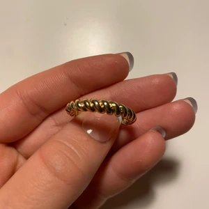 H&M  - Säljer den här fina ringen💗