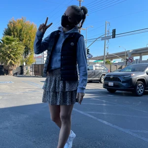 Moncler väst  - Moncler väst stl 3 köpt 2021, knappt använd, säljer pga tycker den är lite stor på mig och vill köpa en annan modell , det är vårmodellen så den är i tunnare material så går o ha på sommaren, kom privat för fler bilder! ÄKTHETSBEVIS FINNS, kvitto och påse också. NYPRIS 5600, säljer för 3500 pga knappt använd den är verkligen som ny