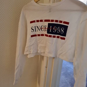 Topp/magtröja - Enkel men snygg topp/magtröja, använd ett fåtal gånger.