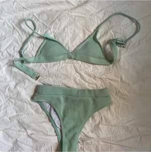 Bikini från Shein, köpt på Plick som tyvärr inte passade🙃 mintgrön med skönt och unikt material✨ passar A/B kupa🥰