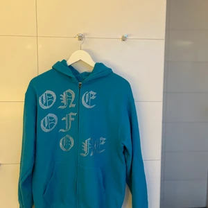 One of One zip hoodie - Tja! Säljer mina tre One of One zip hoodies då dessa ej kommer till användning pga lite för stora för mig. Alla är 10/10 i skick. Skulle säga att dem är true to size, men funkar även för M. Priset är inte ristat i sten. 