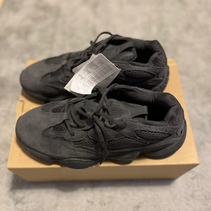 Adidas Yeezy 500  - Tja! Säljer mitt par yeezys som är deadstock. Dessa skor går för ca 2800 kr på StockX just nu, köpta från Sns. Självklart äkta. Tänker mig 2000kr för dessa men priset är inte ristat i sten, så priset går att diskutera. 