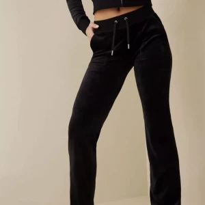 Juicy couture byxor, M - Juicy byxor i väldigt gott skick då jag inte hann använda dom innan dom blev för små (classic velour del ray pant).   Pris kan förhandlas vi snabb affär💕