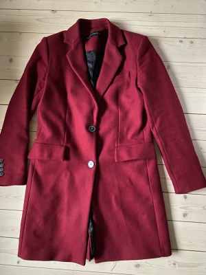 Zara röd kappa - Zara vinröd kappa, nypris 800kr säljpris 500kr. oanvänd, storlek M